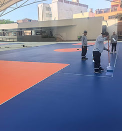 Demarcación y pintado de líneas deportivas con poliuretano de alto desempeño.