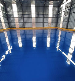 Piso epóxico brillante aplicado en ambiente industrial