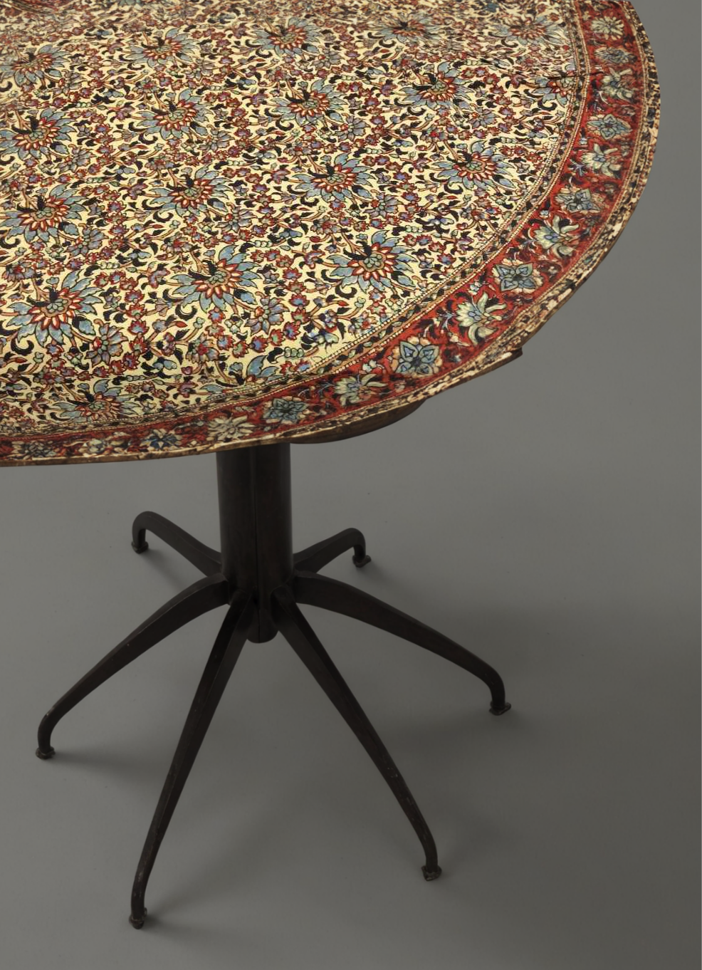 Στρογγυλό τραπεζομάντηλο τύπου μπατίκ σε τραπέζι