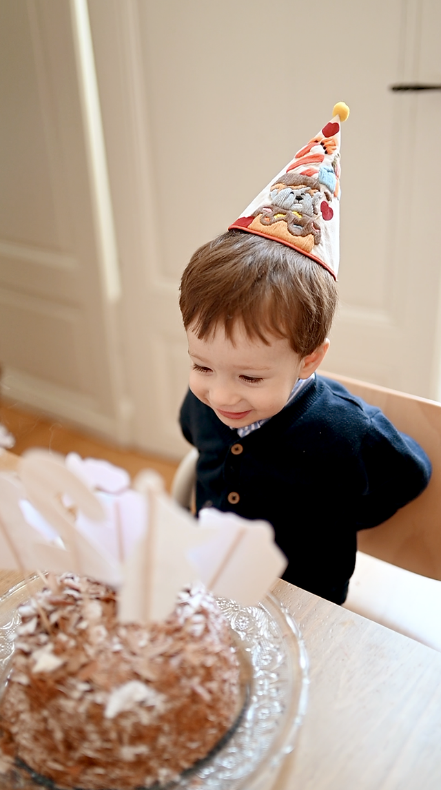 souffler bougie chapeau d'anniversaire