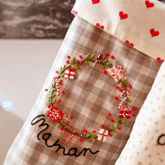 DIY broderie de noël sur botte de noël faite maison