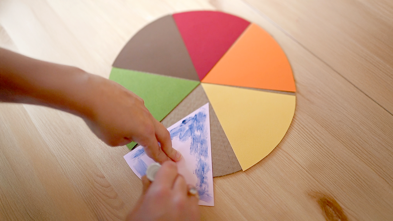 Mettre colle sur les quartiers colorés