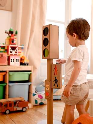 DIY Upcycling - Fabriquez un Feu Tricolore en Carton, un DIY ludique, fun et coloré !🚦 