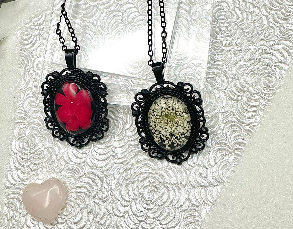 Thumbnail: Black Vintage Style Flower Necklace 