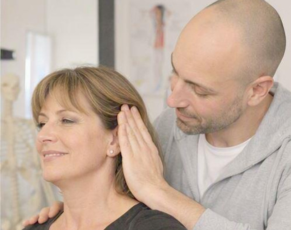 Fisioterapista cura cervicobrachialgia a paziente