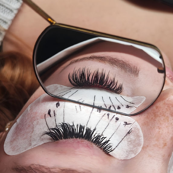 Auf diesem Foto ist eine Wet&Whispy Wimpernverlängerung zu sehen.