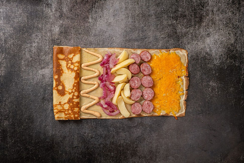 Crêpe salée au cheddar, à la saucisse, avec des pommes de terre, des oignons et une sauce au choix. Venez la déguster chez Ti'Galik à Angers.