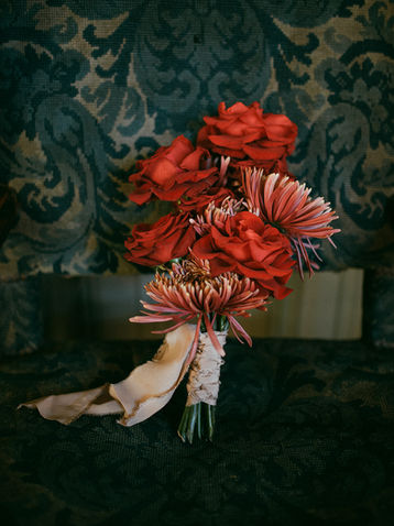 Robe de mariée Nantes bouquet de mariée fleurs fraîches rouge
