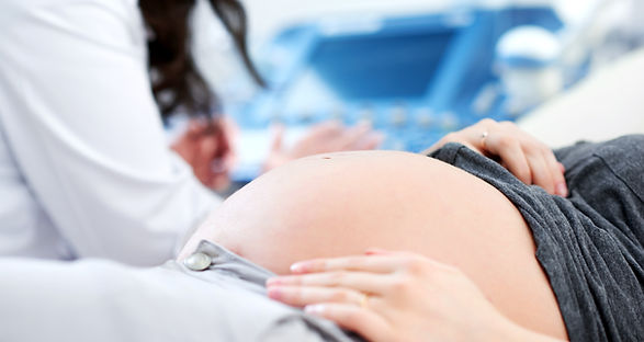 Doctor realizando ecografía