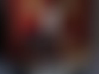 Miniature décorative inspirée de Twin Peaks et d’Alice au Pays des Merveilles créée par Mihne Creations, avec fauteuil noir, sol en chevrons de la Loge Rouge, table de café et objets symboliques.