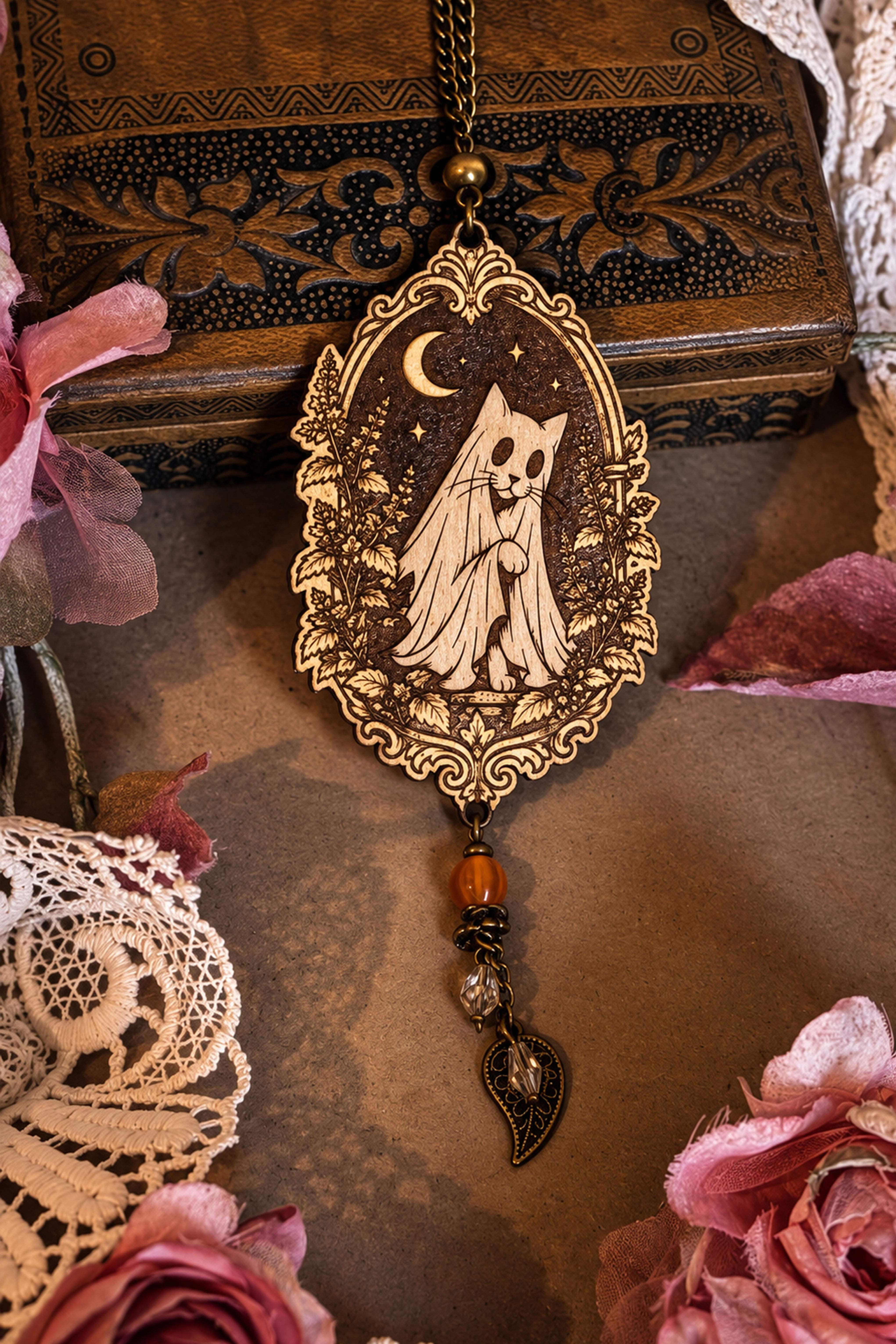 Talisman des Revenants – Le chat fantôme, feuille vieil or