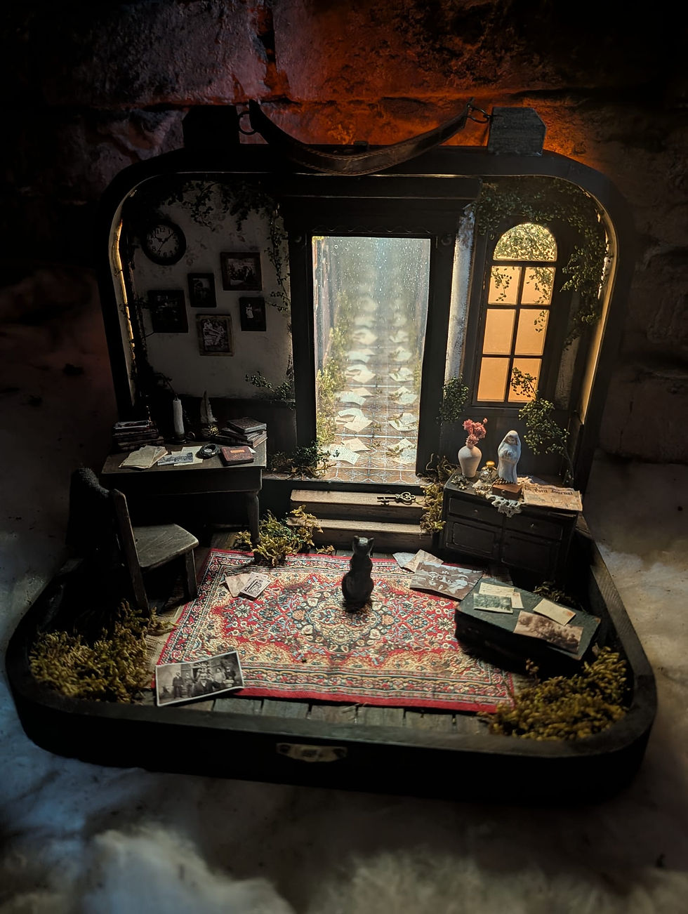 Vue d’ensemble d’une valisette miniature avec pièce abandonnée et couloir infini lumineux, ambiance sombre et poétique, création Mihne Creations récompensée au Festival Miniature