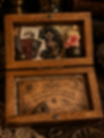 Boîte-cabinet de curiosité en bois, objets miniatures: portrait, livre, fleurs séchées et planche ouija