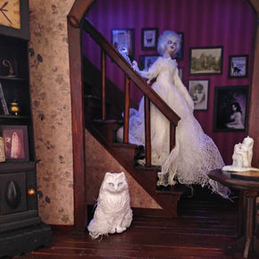 Maison hantée miniature en diorama, symbole de l'art narratif et de l'univers de Mihne Créations.