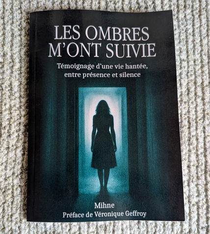 Couverture du livre Les Ombres M’ont Suivie posée sur une surface textile