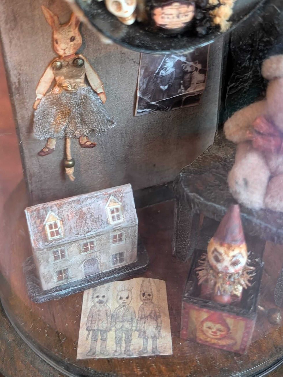 Détail de la miniature sous cloche La chambre des murmures, objets miniatures et figurines anciennes disposés à la main