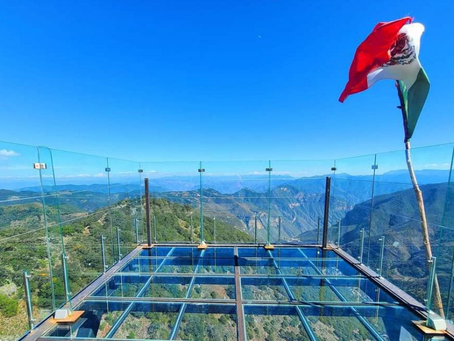 Visitantes descontentos debido al precio de admisión al Mirador de Cristal.