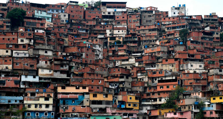 Favelas latino-americanas sofrem com dificuldades para combater o coronavírus