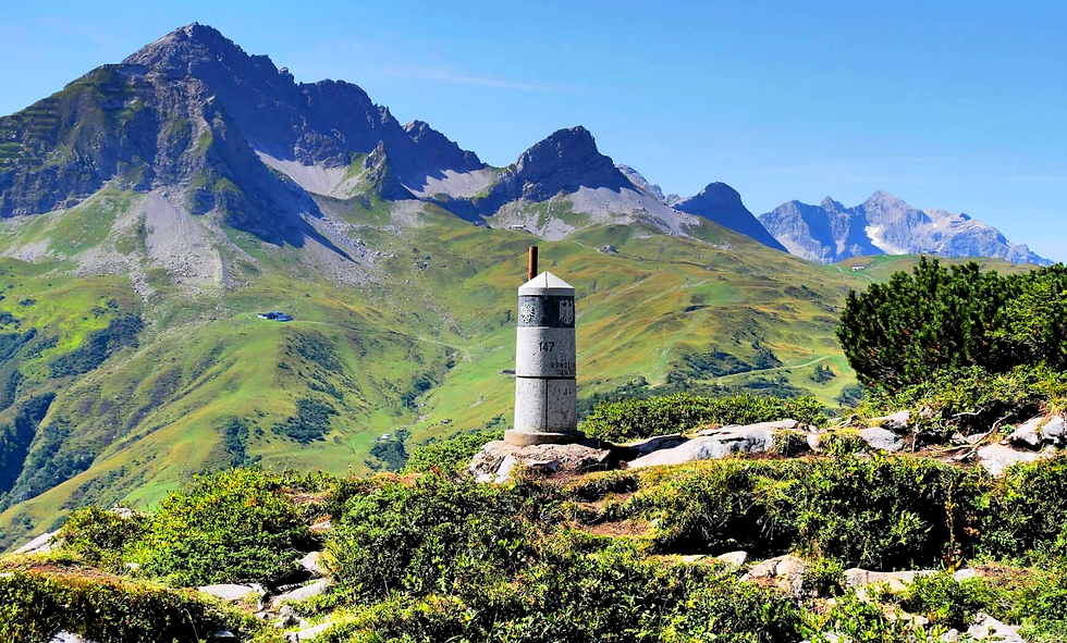 Grenzstein auf einem Grenzübergang am Lechweg
