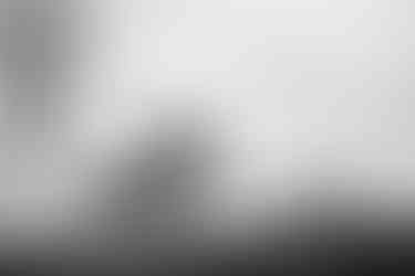 Photographe de mariage à Lyon capturant le marié et sa team au Prieuré de Montverdun, pour des photos de groupe modernes et spontanées.