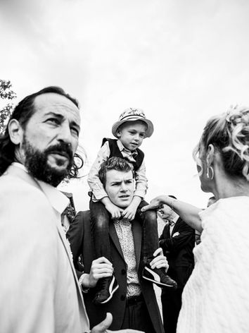 Dans un style documentaire, le photographie a été réalisée par une photographe de mariage basée à Lyon et dans le Beaujolais, juste après la sortie de la mairie lors de la cérémonie civile.