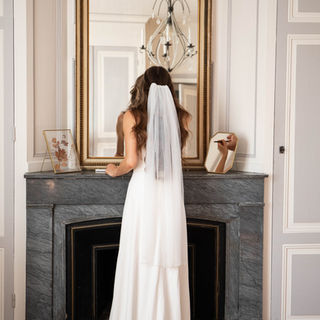 Une mariée se prépare dans l'une des chambres du Domaine de Tourieux dans le Beaujolais, près de Lyon, photographie professionnelle.