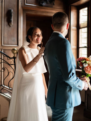 Photographie lors d'un mariage, montrant le first look entre les futurs mariés avant la cérémonie. Réalisée au Château de Montmelas dans le Beaujolais, réalisée par une photographe de mariage basée à Lyon.