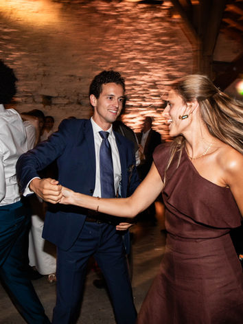 Une photographie de la soirée dansante d'un mariage ayant eu lieu dans l'Allier, au Château de la Rivière, réalisée par Axelle Vincent Photographe, basée à Lyon.