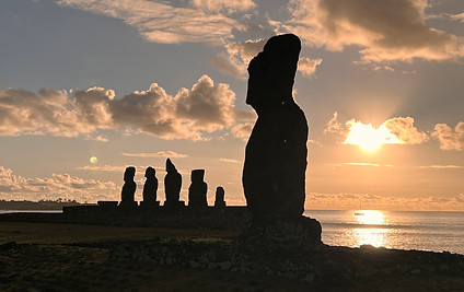 Chile · zájezdy do Chile · poznávací zájezdy Chile · poušť Atacama · San Pedro de Atacama · chilská Patagonie · Torres del Paine · Puerto Natales · Velikonoční ostrov · Rapa Nui · sochy moai · kultura Rapa Nui · Santiago de Chile · Andy · sopky · altiplánské laguny · gejzíry · ledovce · trekking · astronomie · divoká příroda · dobrodružství · kultura · autorské zájezdy · zájezdy na míru · garantované odjezdy · malé skupiny · český průvodce · autentické zážitky