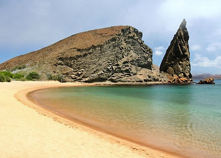 Galápagos · Galápagos Islands · Ecuador · Galápagos tour · travel to the Galápagos · English-speaking guide · San Cristóbal · Isabela Island · Santa Cruz Island · Bartolomé Island · Tour 360° · Kicker Rock · Sierra Negra Volcano · Tintoreras Islets · Las Grietas · giant tortoises · sharks · sea lions · Galápagos penguins · blue-footed boobies · marine iguanas · endemic wildlife · volcanic landscapes · snorkelling · pristine nature · UNESCO World Heritage Site