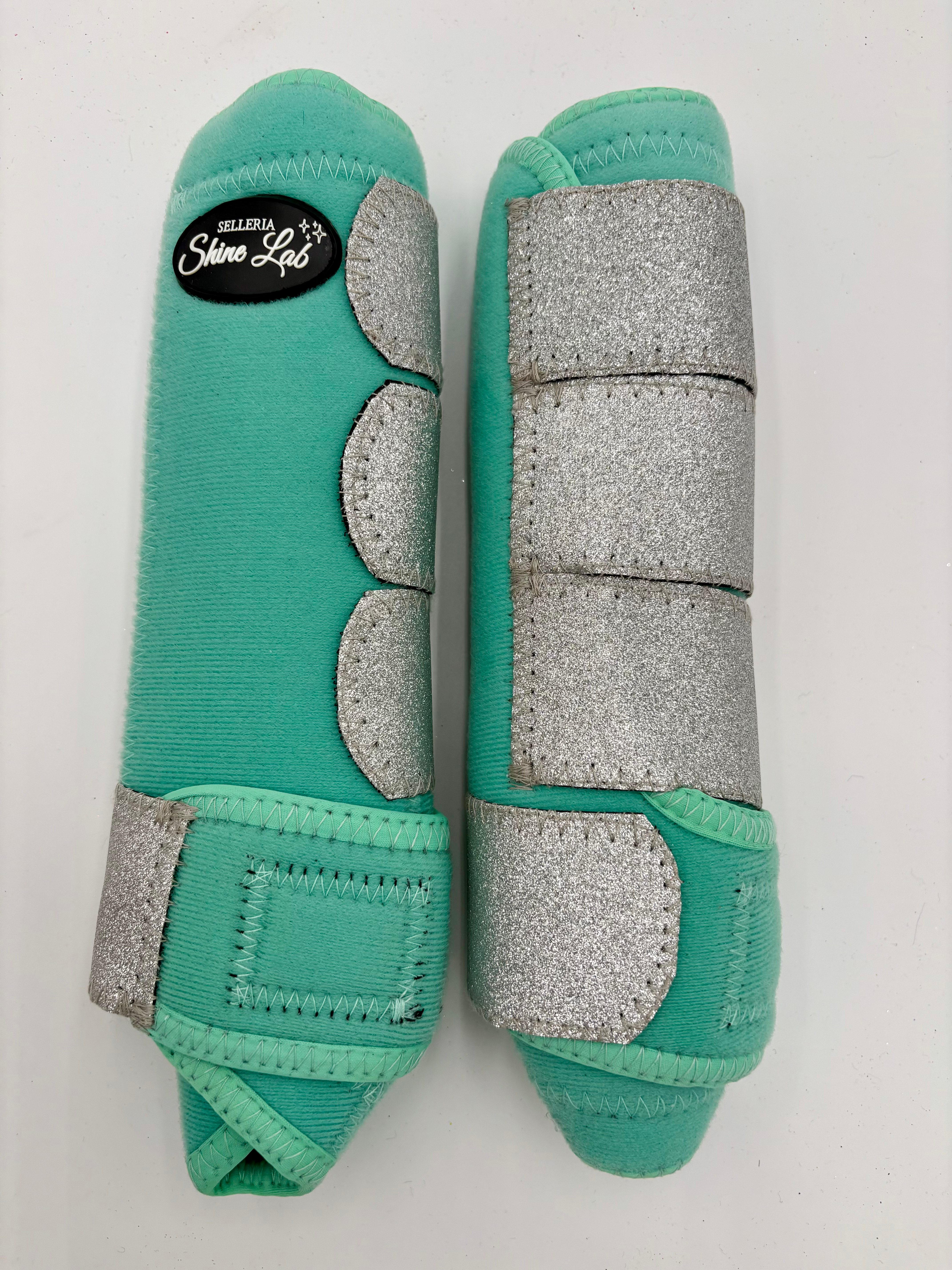 Protezioni verde acqua con glitter argento