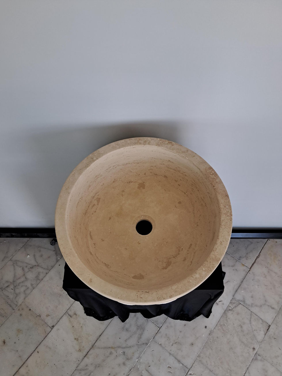 Küçük resim: Round Travertine Vessel Basin, Handcrafted Calacatta Travertine Sink, Textured E