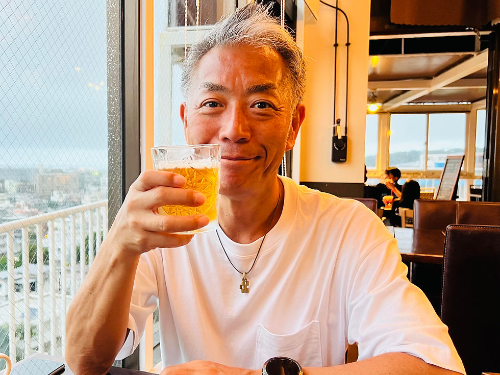 55歳の誕生日にグラスを手に微笑むランナー