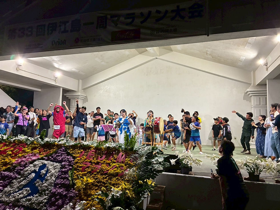 伊江島一周マラソンの後夜祭で盛り上がるステージ
