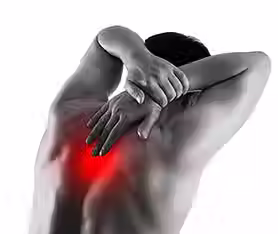 man-med-smarta-mellan-skulderbladen-vid-upphakning-revben.avif