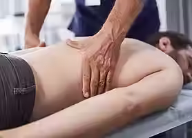 man-som-far-manuell-behandling-vid-revbenslasning.avif