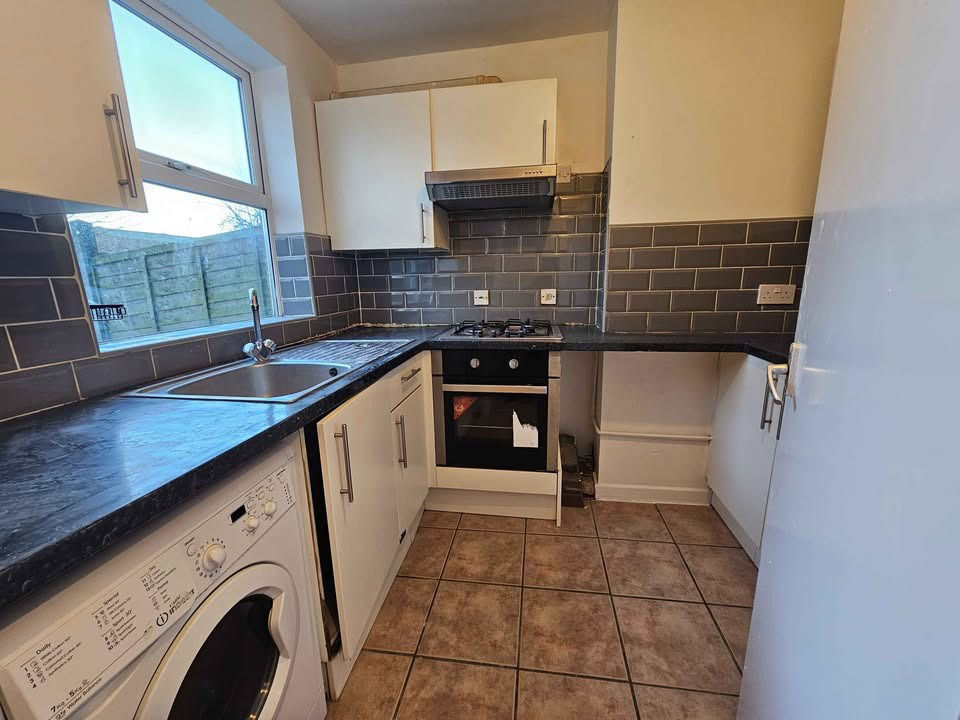 Thumbnail: 4 Bed 1 Bath House Available in Luton, LU1 for R2SA🏡