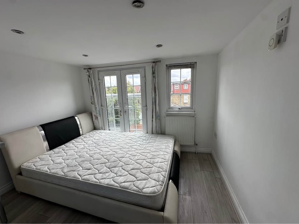 Thumbnail: 3 Bed 2 Bath House Available Plaistow, E13  R2SA🏡