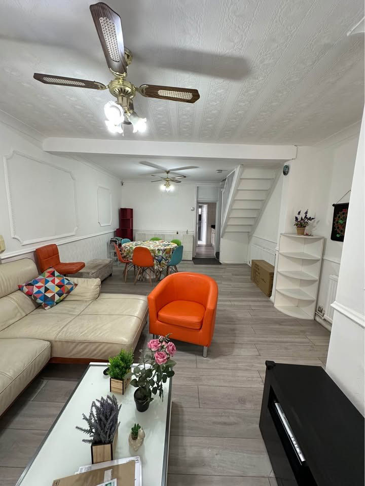 Thumbnail: 3 Bed 2 Bath House Available Plaistow, E13  R2SA🏡