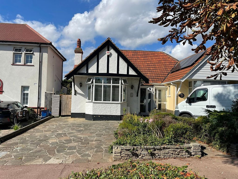 Thumbnail: 3 Bed 1 Bath Bungalow Available in Westcliff-on-Sea, SS0 For R2SA🏡