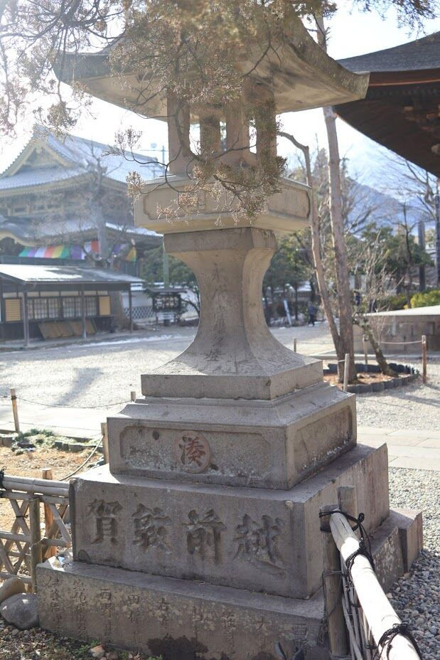 善光寺境内に建つ「越前敦賀」と刻まれた灯籠