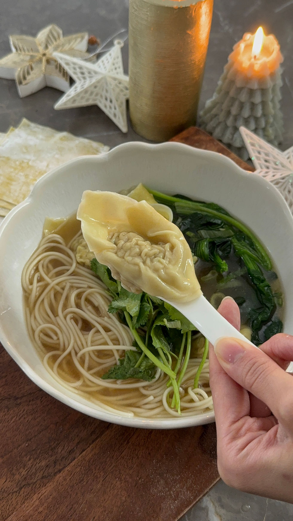 Soupe de wonton, nouilles et légumes