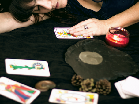 une lecture de tarot les yeux fermés le regard ouvert sur le monde intérieur