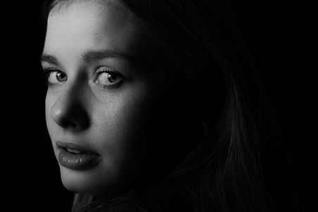 Portrait noir et blanc d’une femme en gros plan avec éclairage latéral