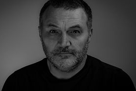 Portrait masculin noir et blanc réalisé en studio
