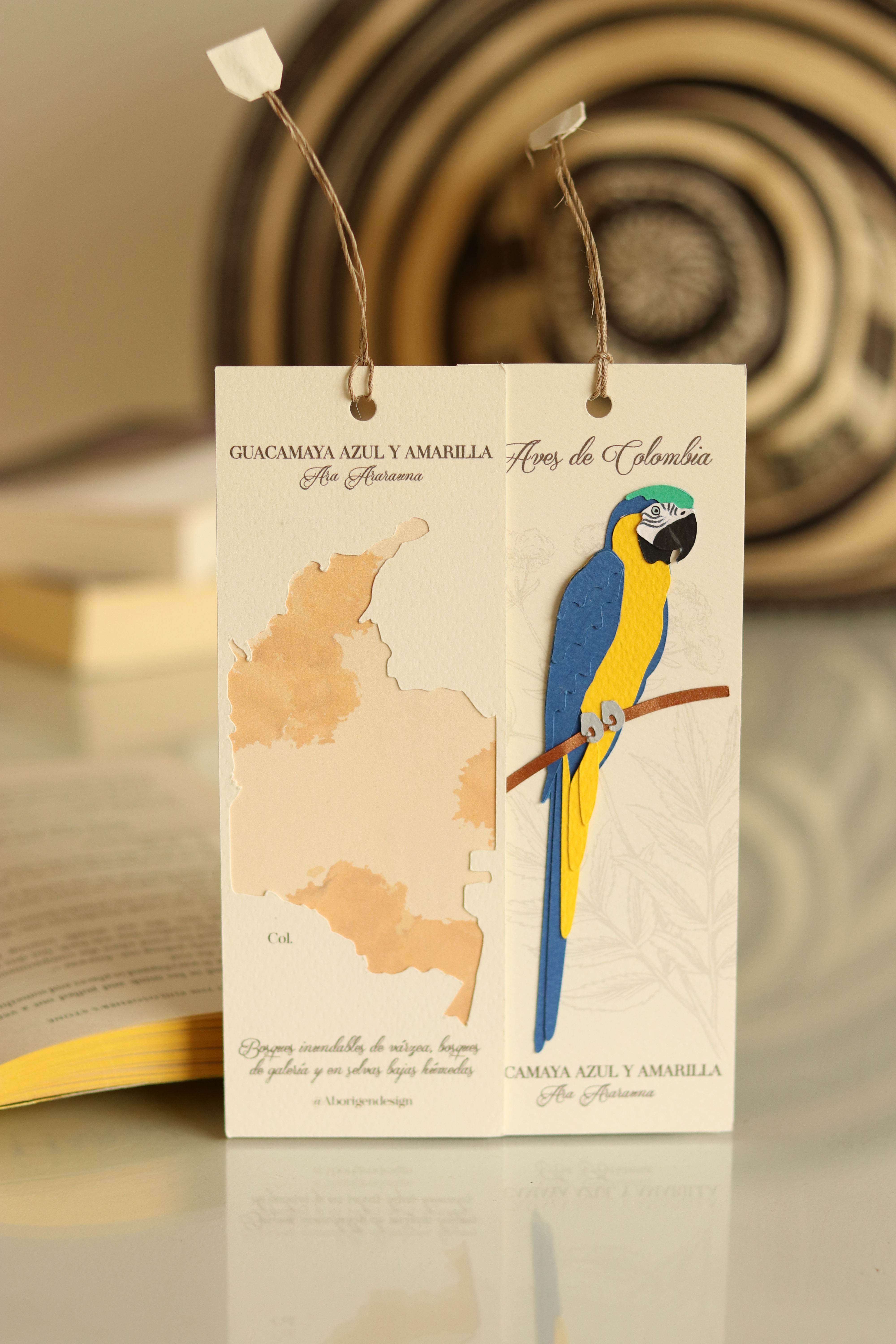 SEPARADOR Guacamaya azul y amarilla