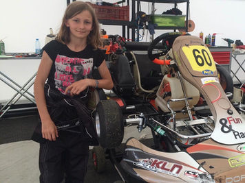 Doriane Pin pose à côté de son Karting Minime avec le numéro 60