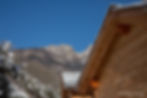 Tetto di un Chalet con le Alpi come sfondo