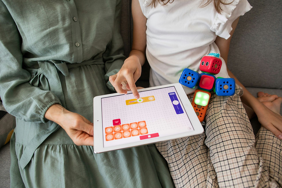 Enfant atteint d'autisme lors d'une séance avec une pédopsychiatre spécialisée qui utilise un jeu graphique pour stimuler l'enfant