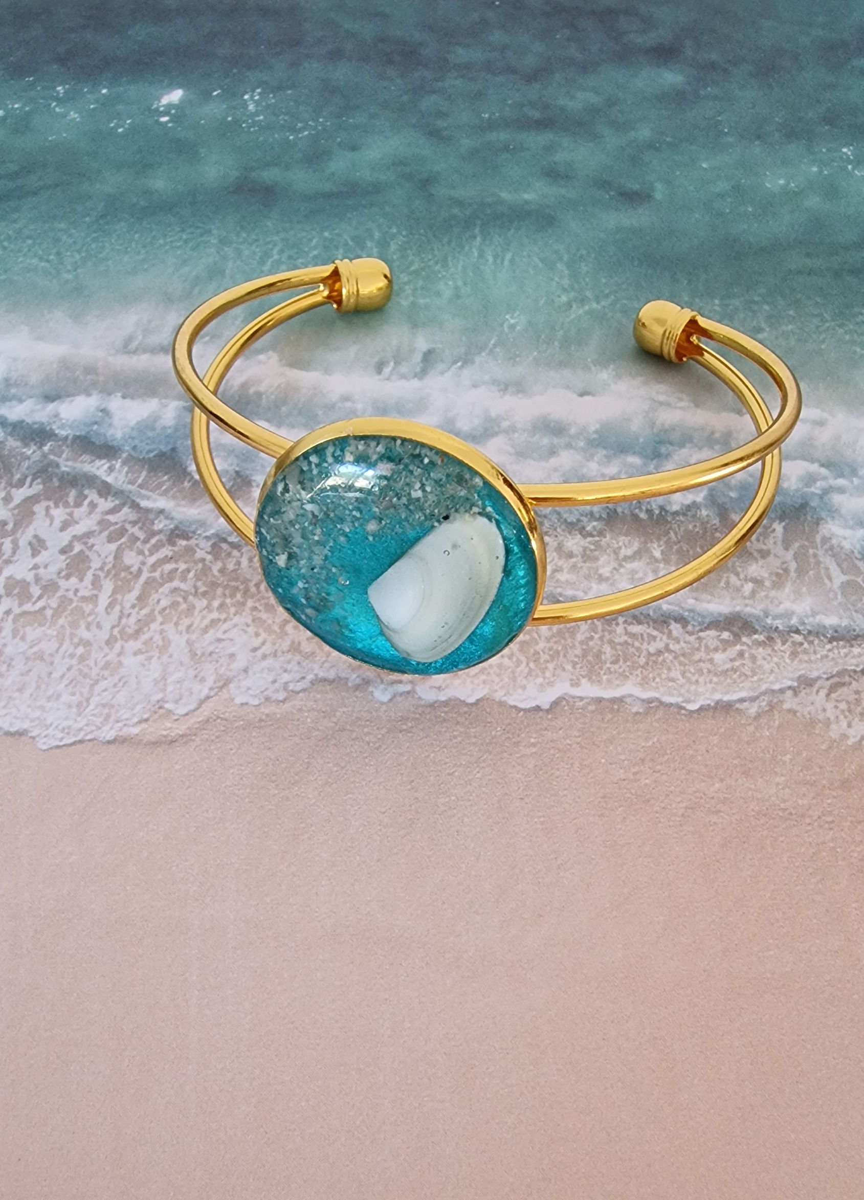 Bracelet manchette doré coquillage et mer turquoise